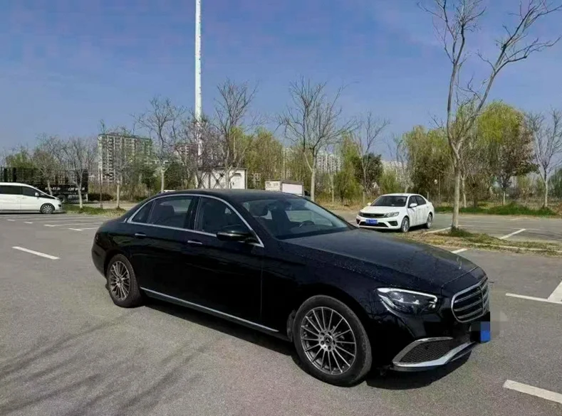 奔驰E 正面外观三