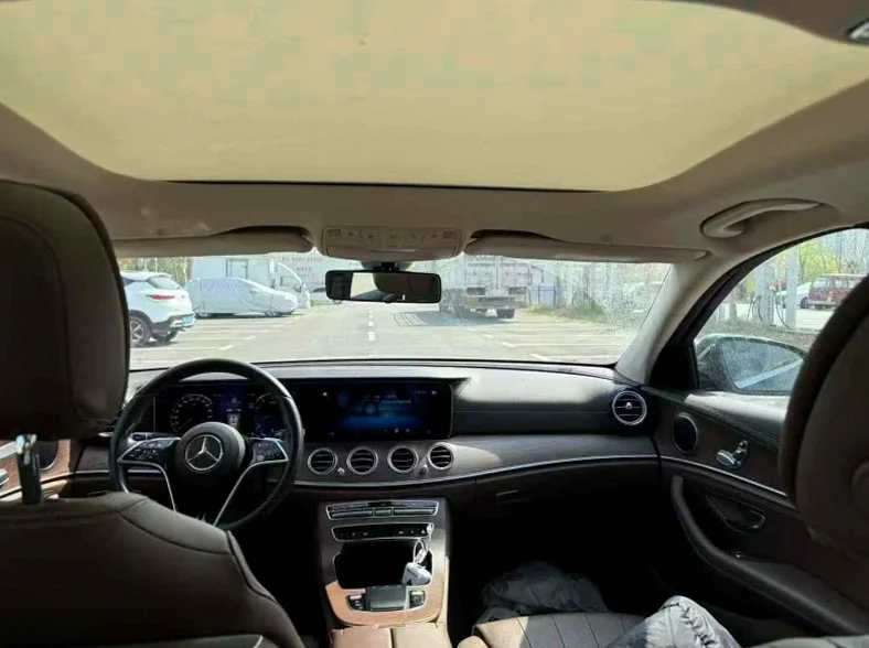 奔驰E 后面外观一