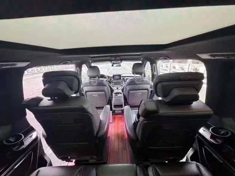 奔驰V 后面外观一