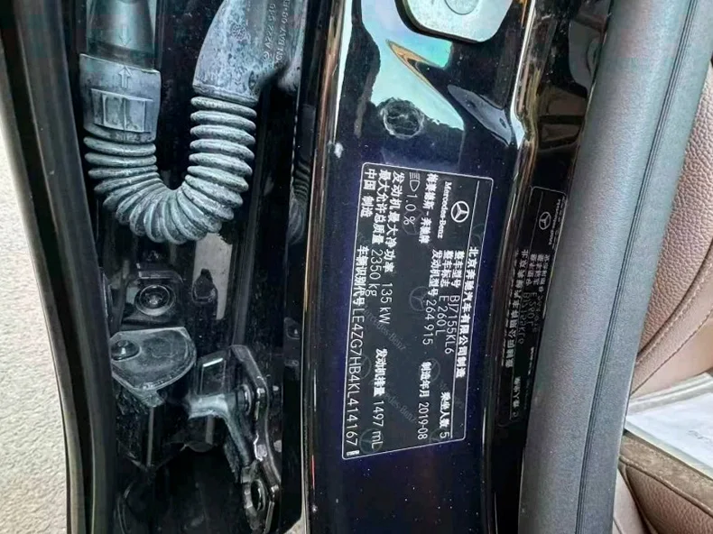 奔驰E 正面外观三