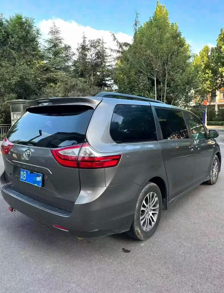 丰田塞纳 内饰后排