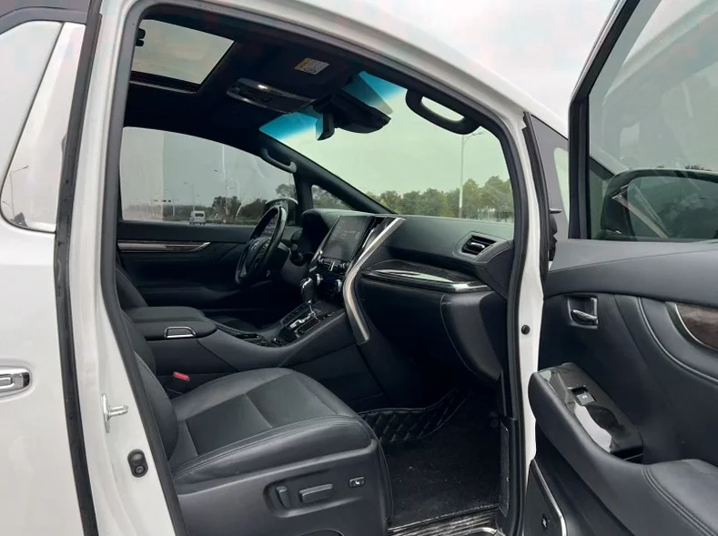 丰田埃尔法 内饰后排