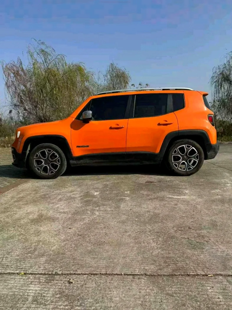 Jeep自由侠 内饰后排