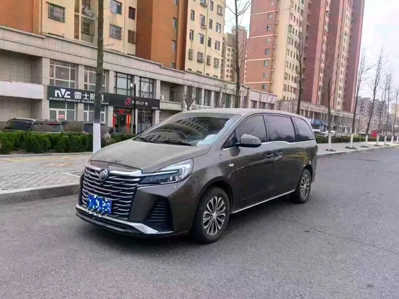 别克GL8 正面外观二