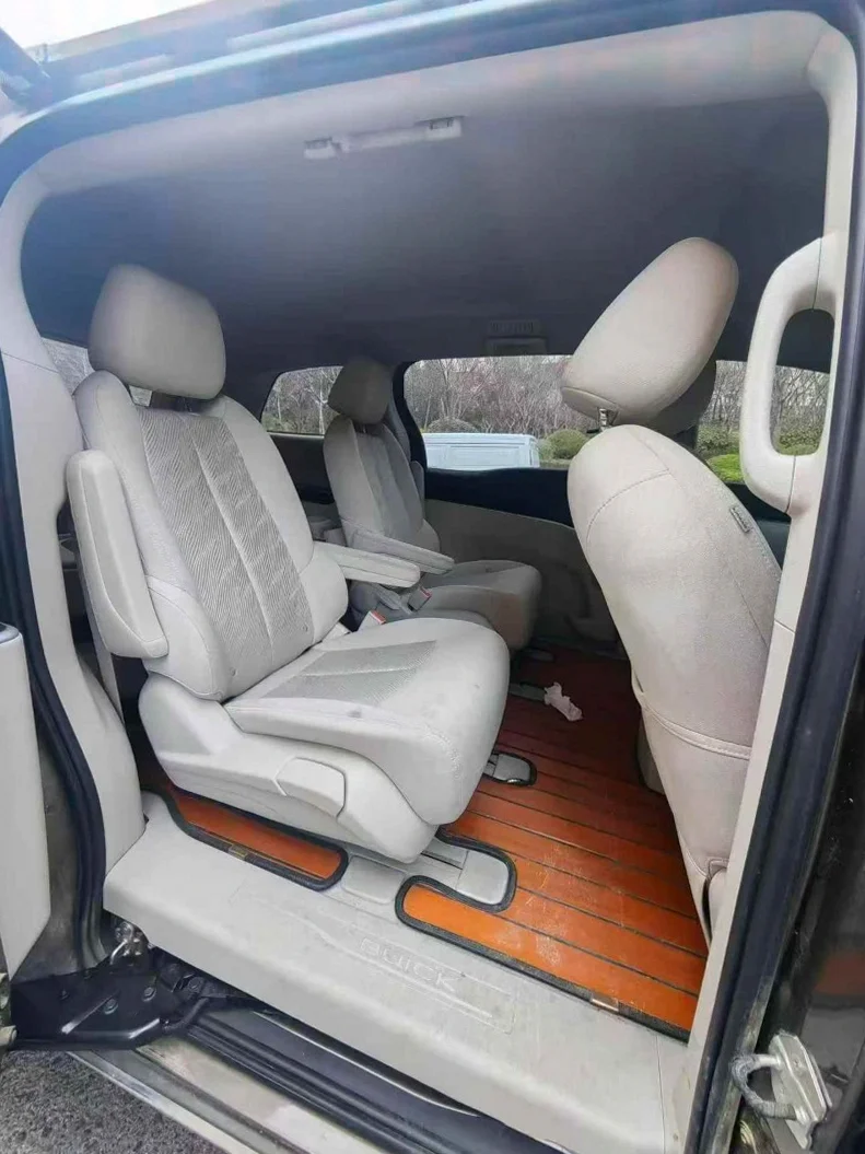 别克GL8 后面外观三