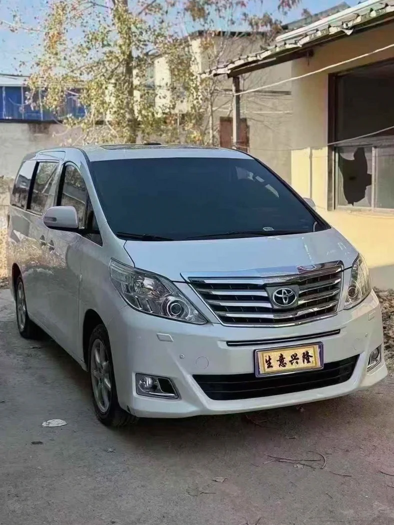 丰田埃尔法 正面外观二