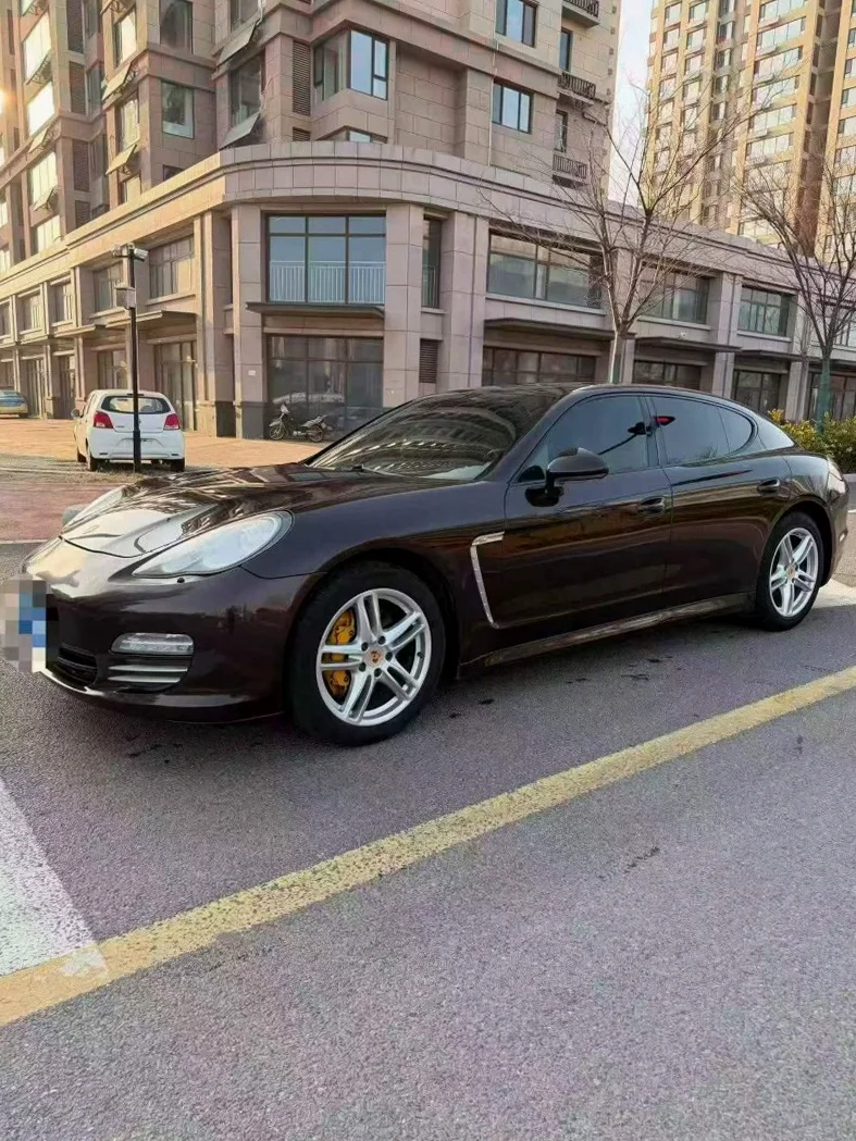 保时捷帕拉梅拉 正面外观三