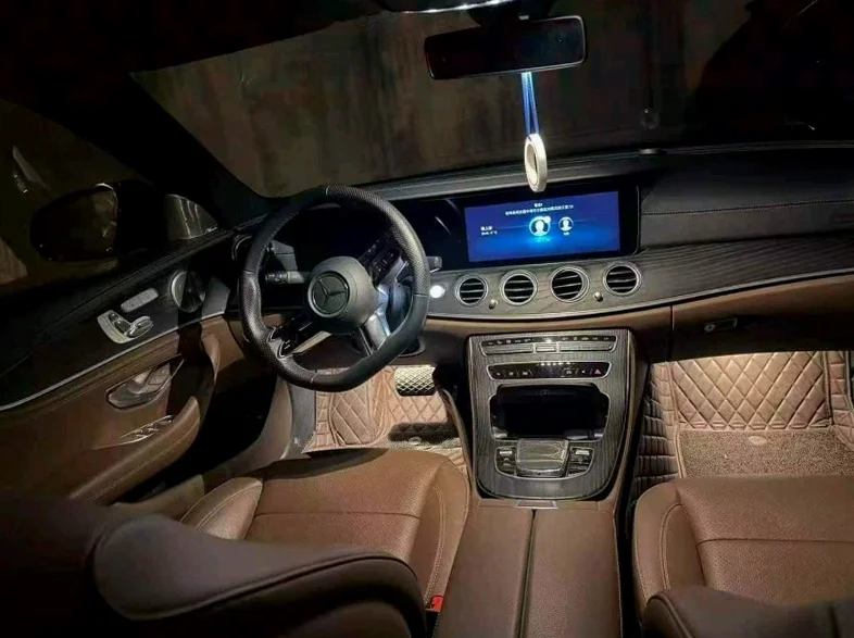 奔驰E 后面外观一