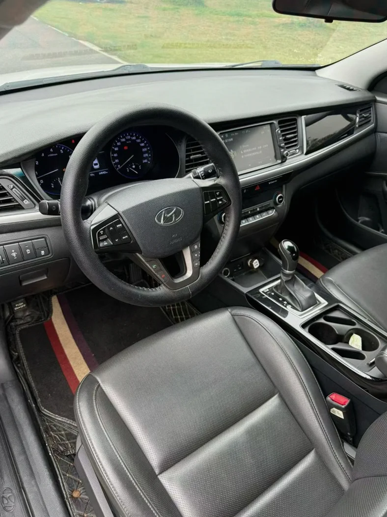 现代名图 内饰后排