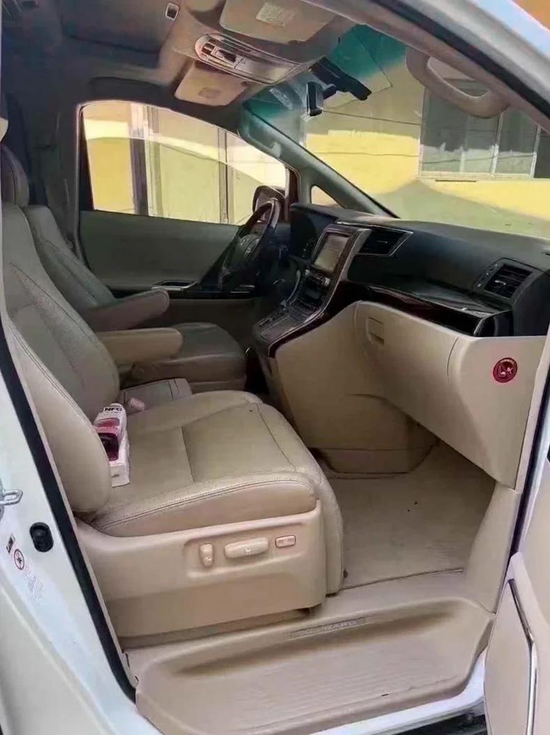 丰田埃尔法 后面外观三