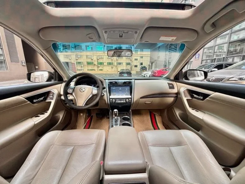 日产天籁 后面外观一