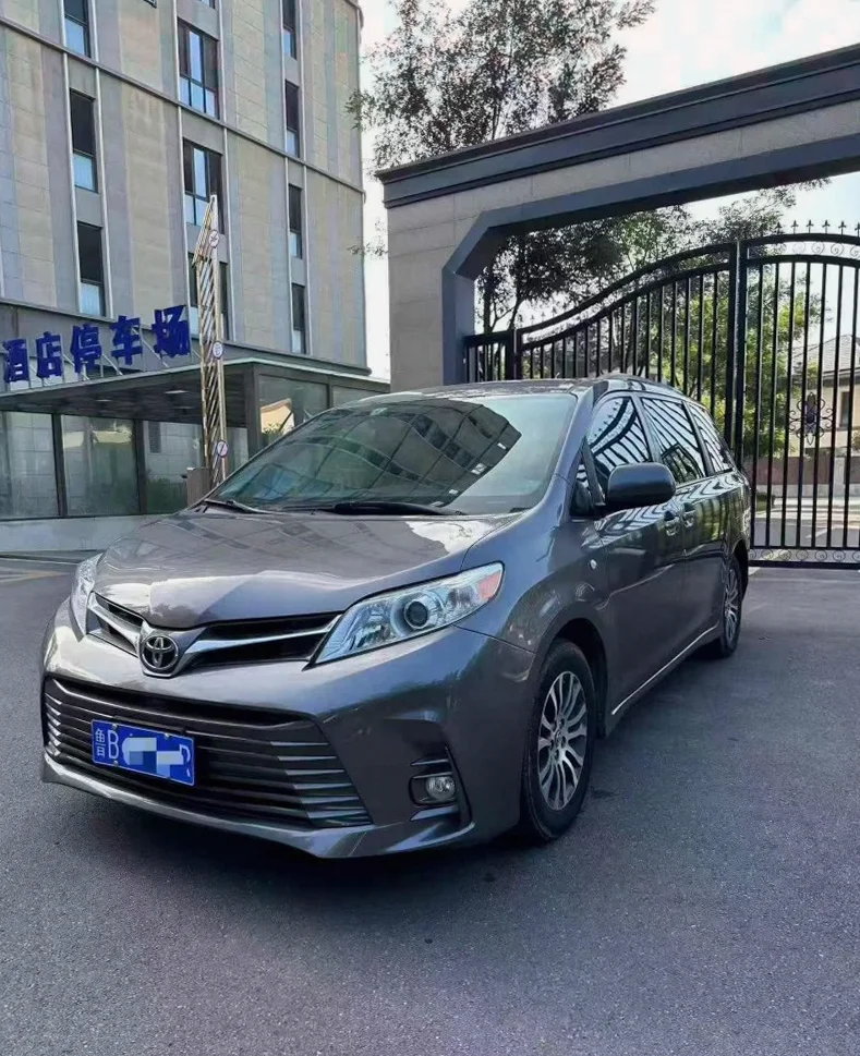 丰田塞纳 正面外观三