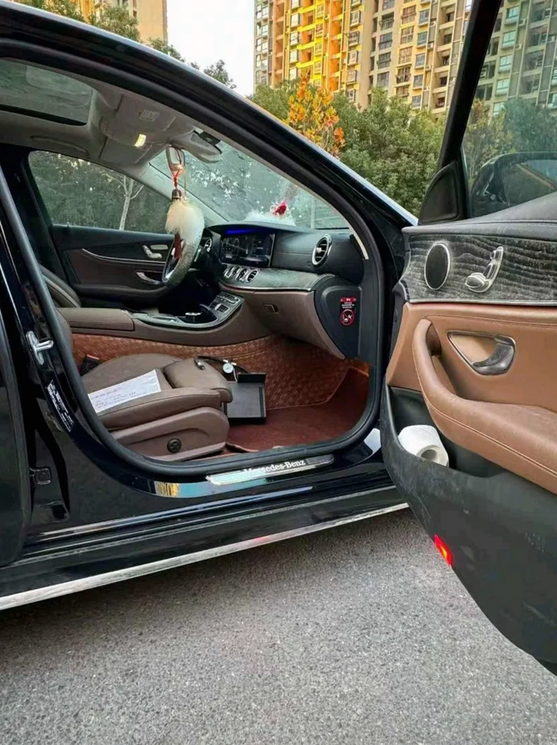 奔驰E 正面外观二