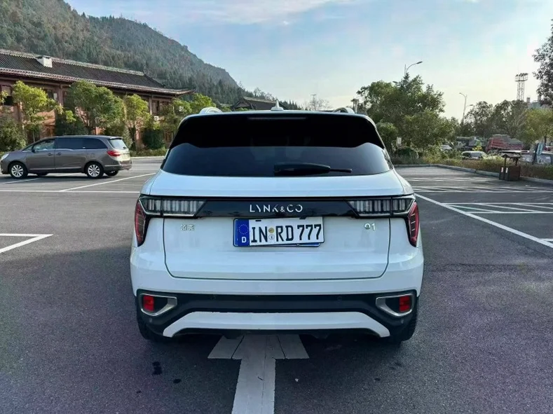 领克01 内饰后排