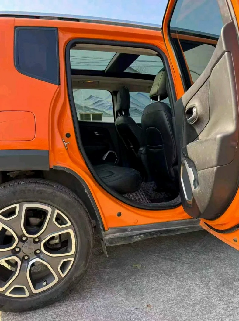 Jeep自由侠 后面外观一