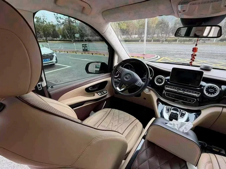 奔驰V 后面外观一