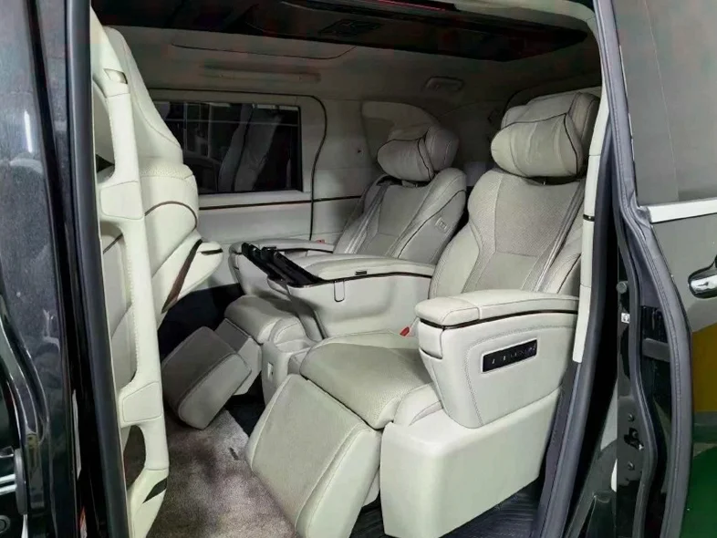 雷克萨斯LM雷尔法 正面外观三