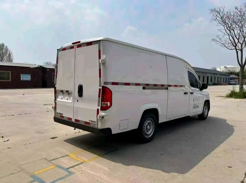 五菱汽车菱势黄金仓 后面外观一