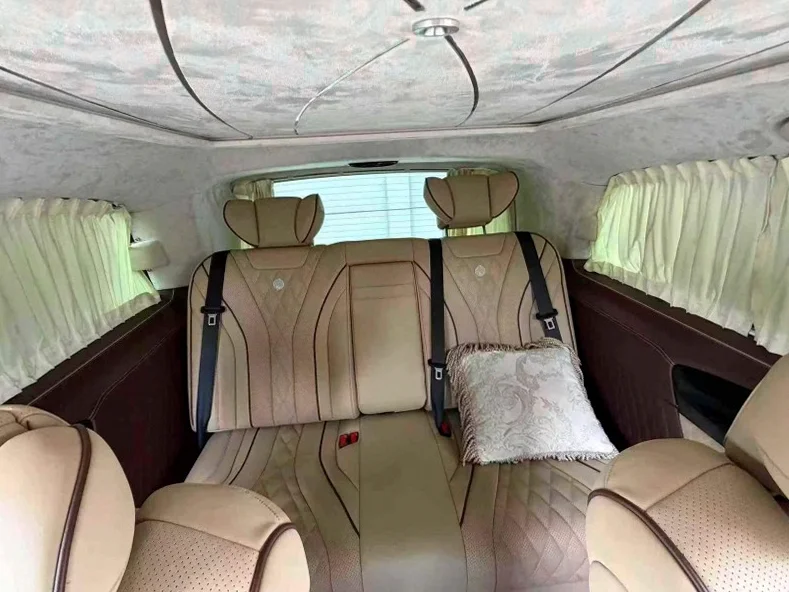 奔驰V 后面外观二