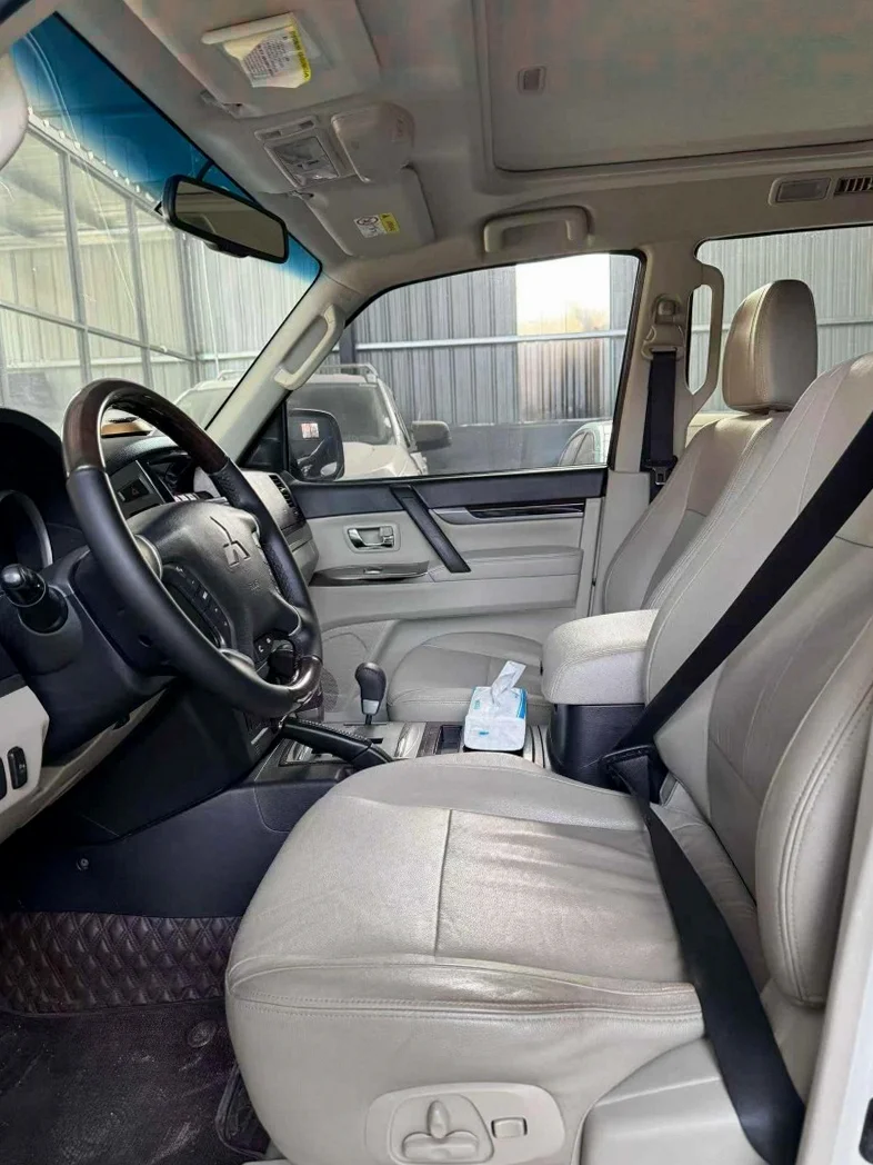 三菱帕杰罗 后面外观一