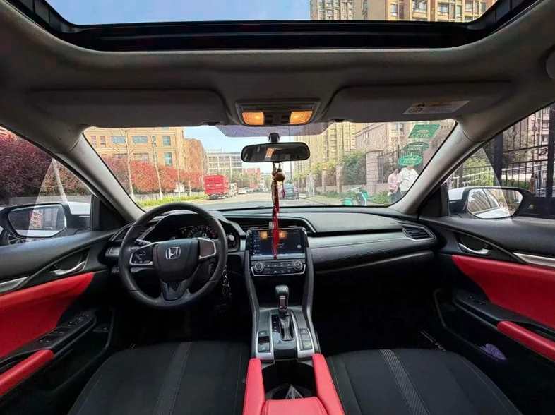 本田思域 后面外观一