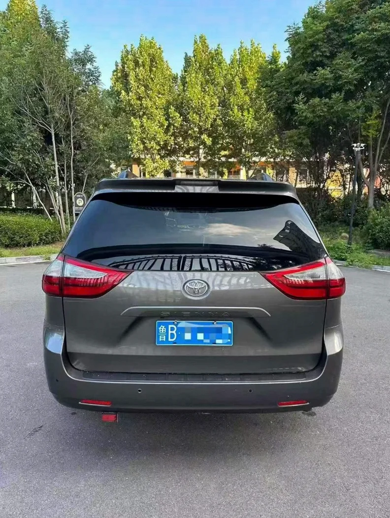 丰田塞纳 后面外观一