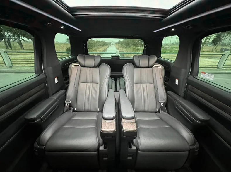 丰田埃尔法 后面外观三