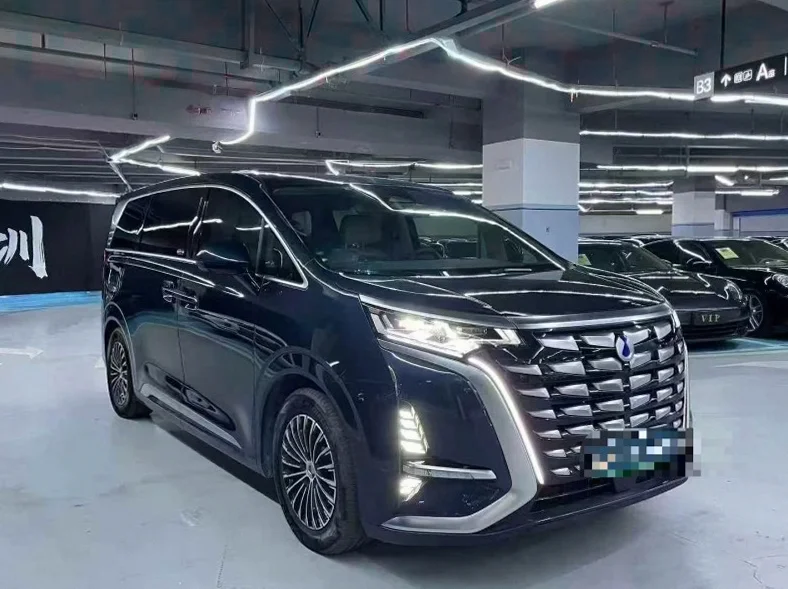 腾势D9 正面外观三