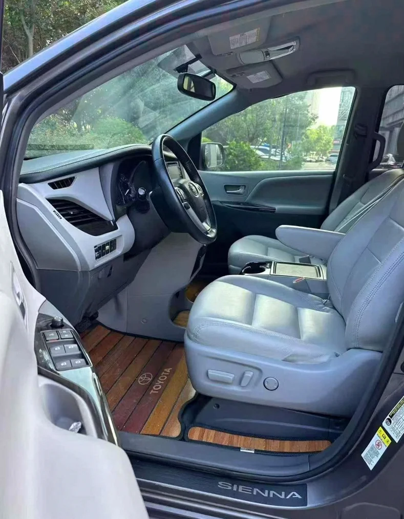 丰田塞纳 内饰前排