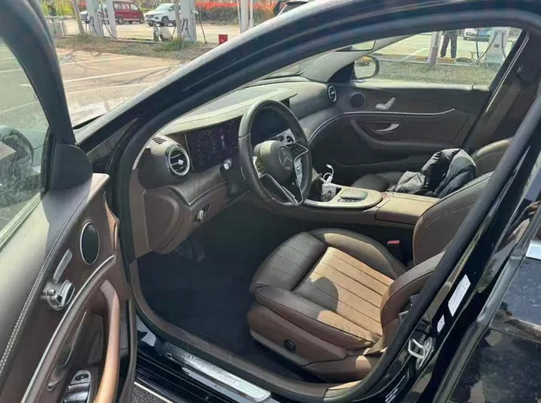 奔驰E 后面外观二