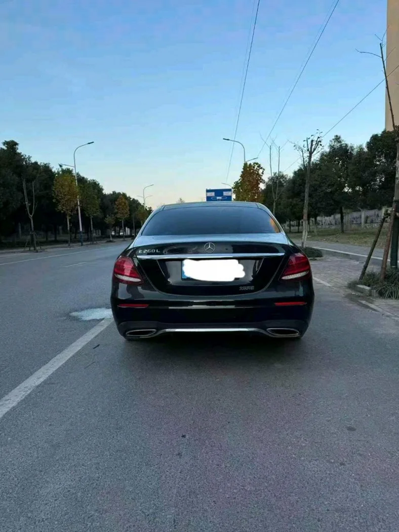 奔驰E 后面外观三