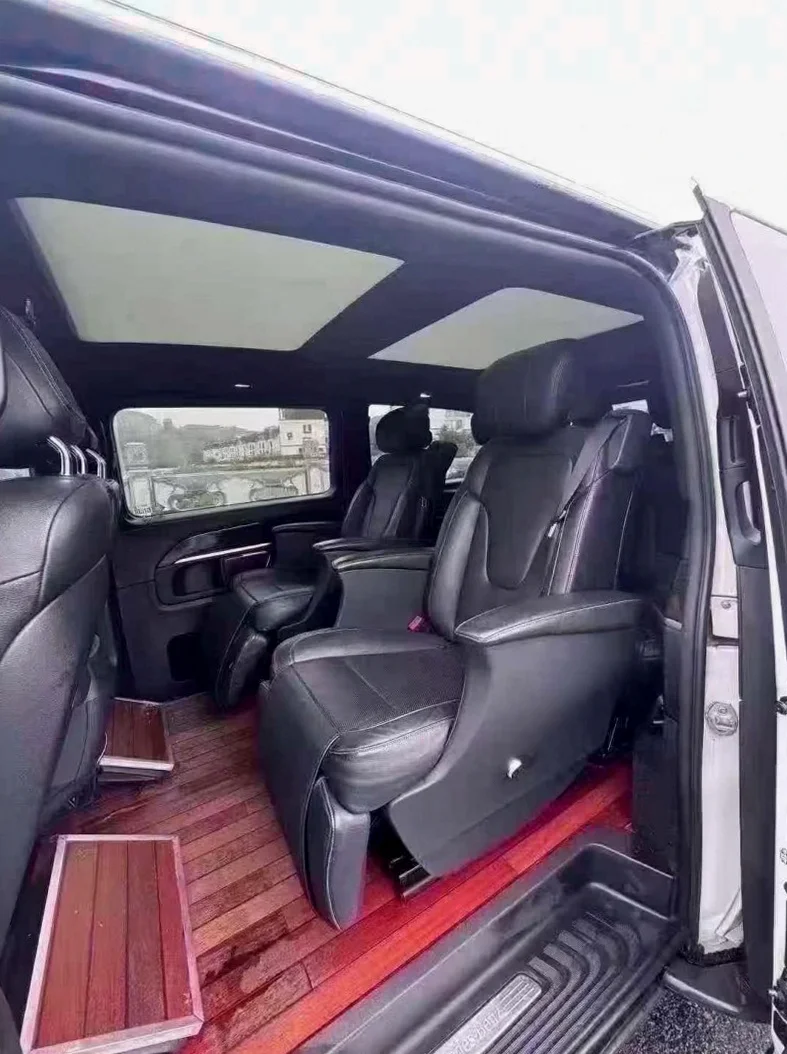 奔驰V 后面外观二