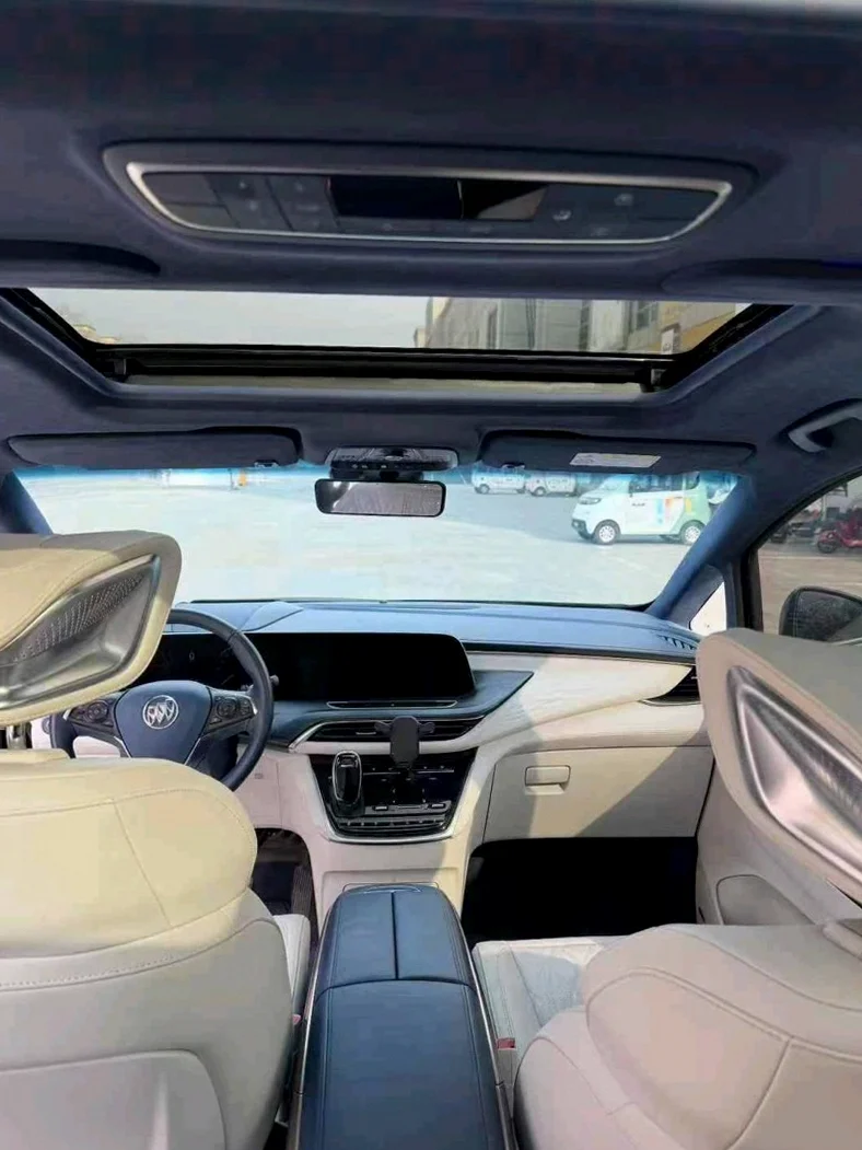 别克GL8 内饰前排