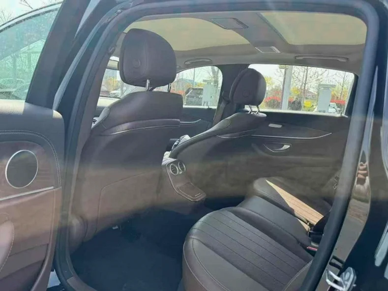 奔驰E 后面外观三