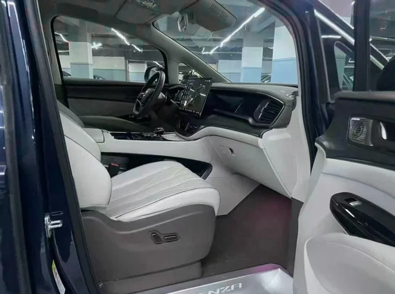 腾势D9 内饰前排