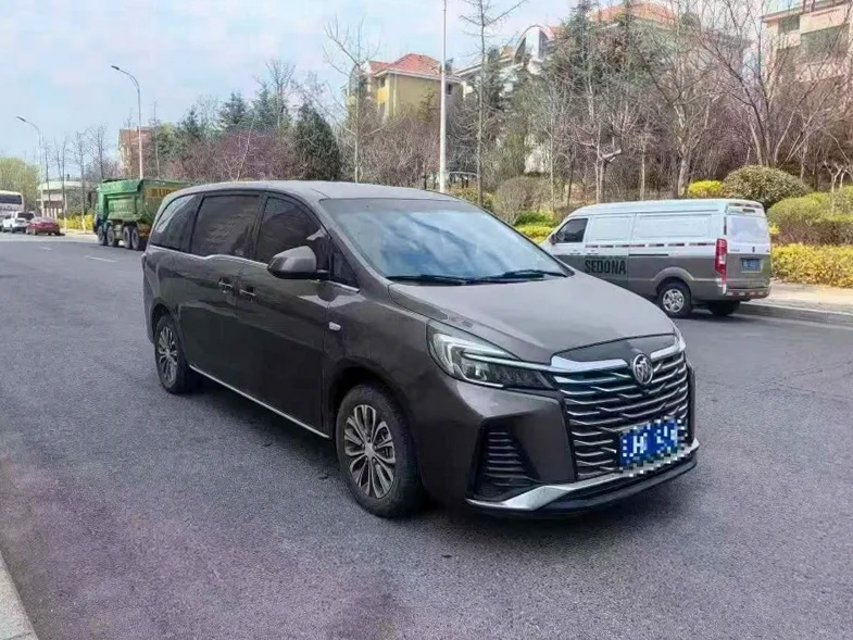 别克GL8 正面外观三