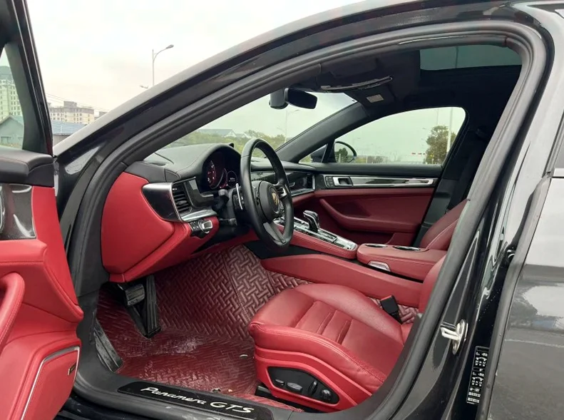 保时捷帕拉梅拉 后面外观一