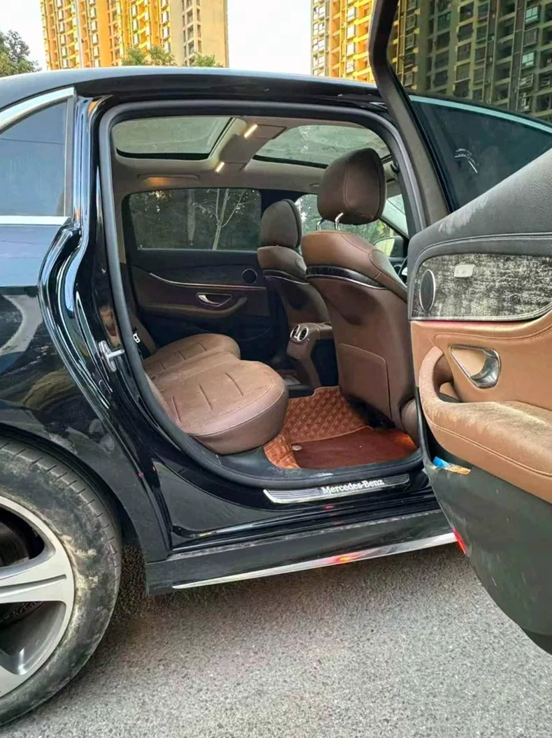 奔驰E 内饰后排