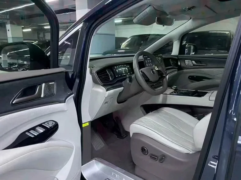 腾势D9 后面外观一