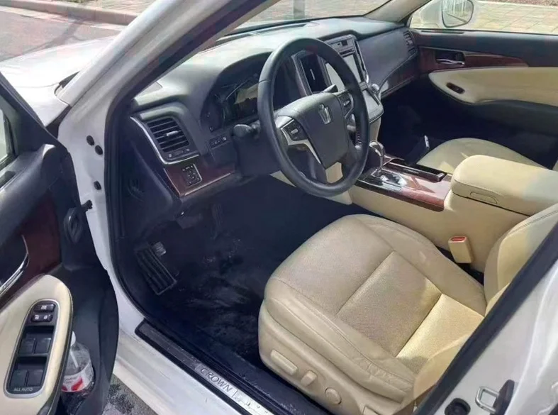 丰田皇冠 后面外观一