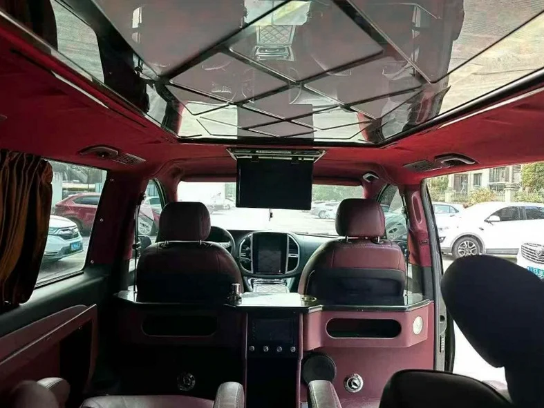 奔驰V 后面外观二