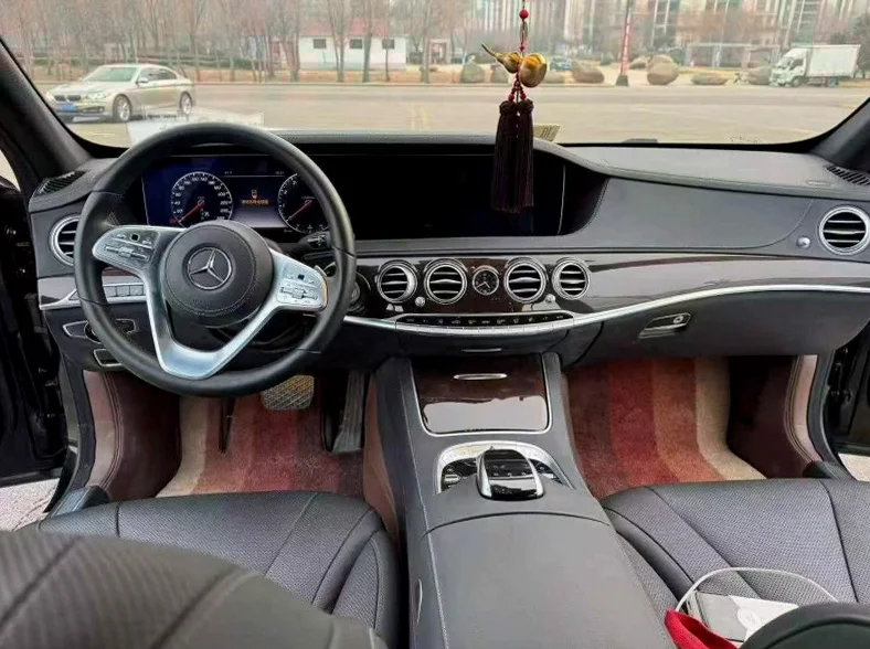 奔驰S 后面外观三