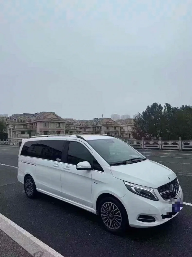 奔驰V 正面外观二