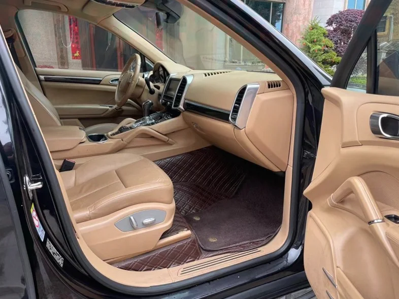 保时捷卡宴 驾驶室