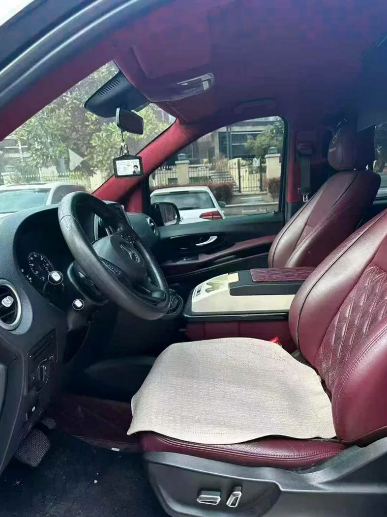 奔驰V 后面外观一