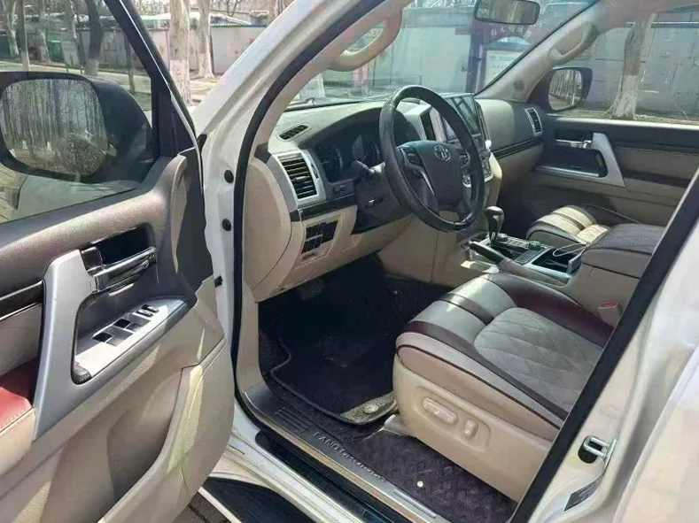 丰田兰德酷路泽 后面外观二