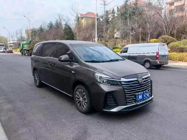 别克GL8 正面外观三