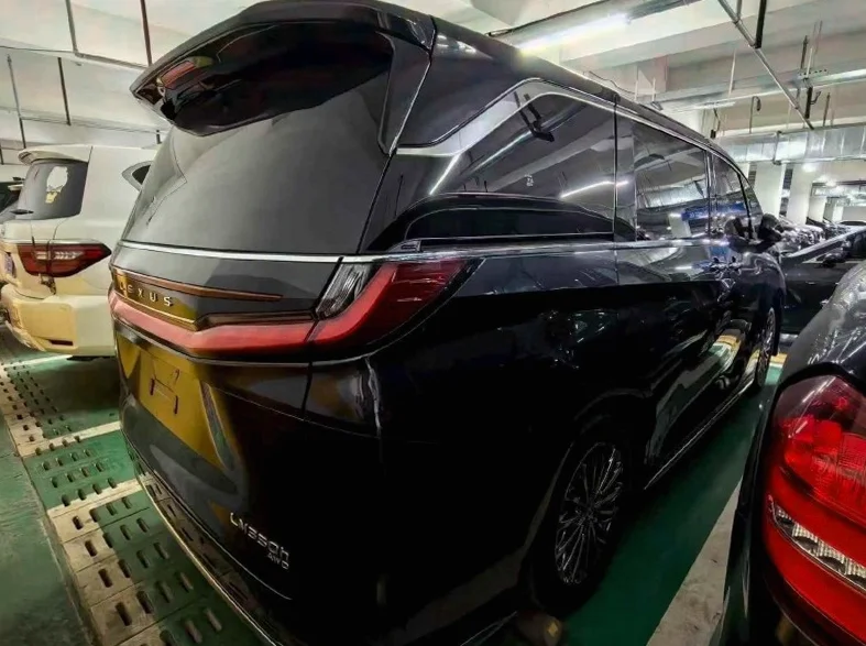 雷克萨斯LM雷尔法 后面外观一