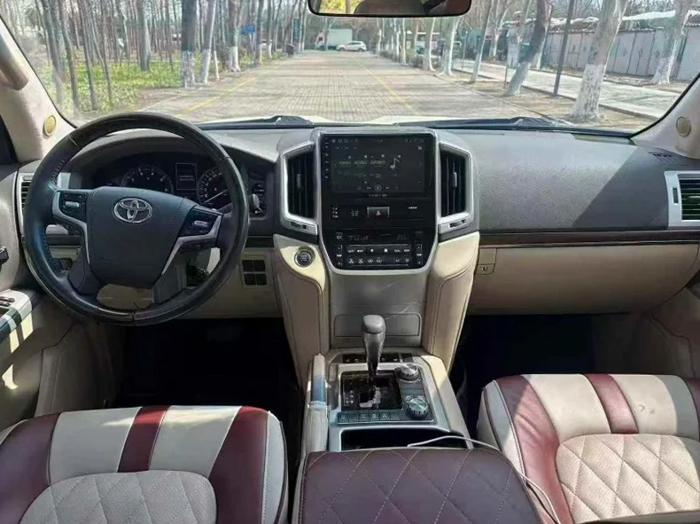 丰田兰德酷路泽 后面外观一