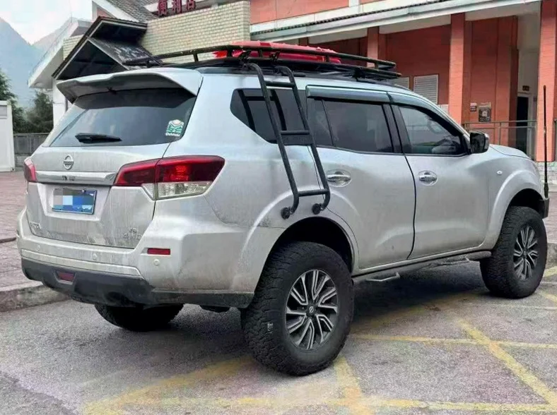 日产途达 驾驶室